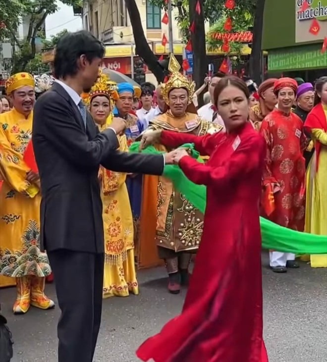 Trong đoạn clip, Hoàng Thùy Linh còn tận tình hướng dẫn Đen Vâu cách cầm dải lụa sao cho trang trọng và đúng nghi thức.