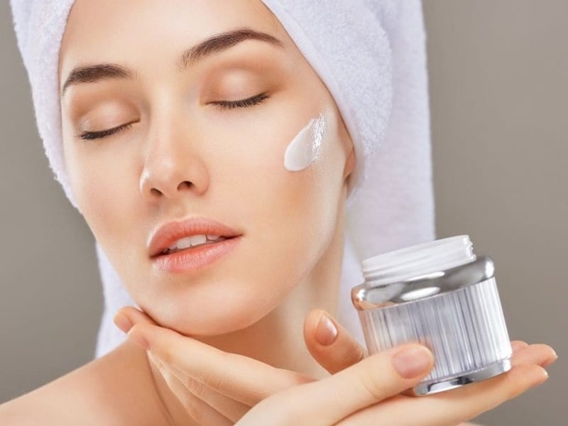 Ngược lại với cách trên, phương pháp này bắt đầu bằng việc thoa một lớp kem dưỡng ẩm mỏng sau khi làm sạch da.