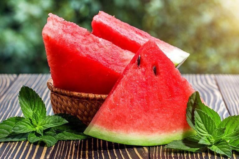 Dưa hấu là loại quả mùa hè rất được ưa chuộng vì vị ngọt mát, chứa nhiều nước giúp giải nhiệt.