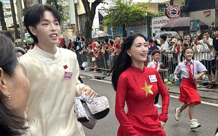 Không chỉ khoe khoảnh khắc bất ngờ, Hòa Minzy còn vui vẻ kể lại trải nghiệm đi giày cao gót trong buổi tổng duyệt