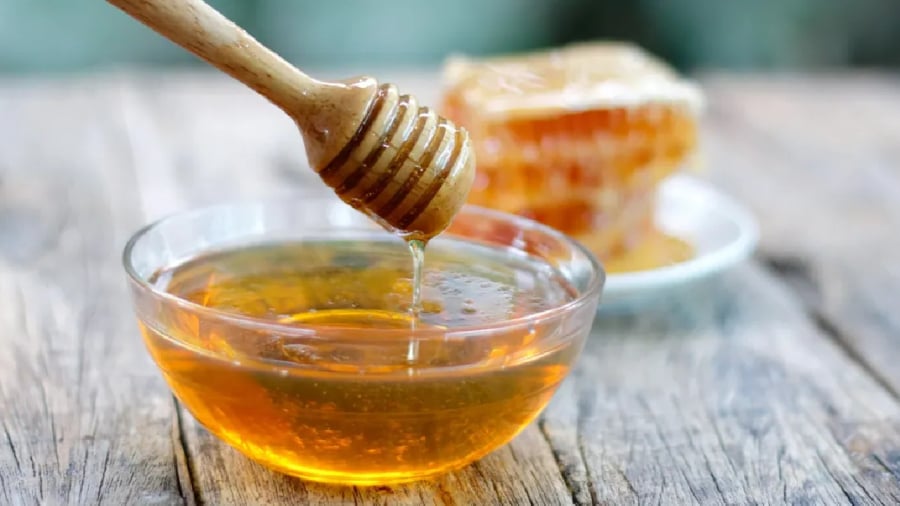 Bạn có thể sử dụng nước để nhận biệt mật ong giả.