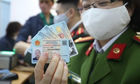 Giữ thẻ căn cước, giấy chứng nhận căn cước không đúng quy định.