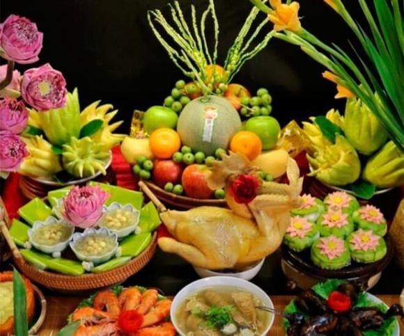 Ngoài mâm cúng Phật và gia tiên, nhiều gia đình còn chuẩn bị thêm mâm lễ thần Tài, cầu mong tài lộc và may mắn trong năm.