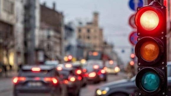Theo khoản 4 Điều 11 Luật Trật tự an toàn giao thông đường bộ 2024, tín hiệu đèn giao thông gồm ba màu: xanh, vàng, đỏ, có thể hiển thị thời gian hoặc không.
