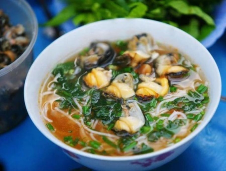 Bún ốc là món ăn nổi tiếng ngon ở Ngõ Chợ Đồng Xuân