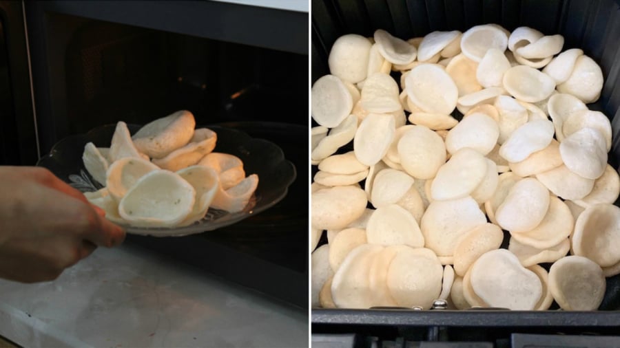 Bạn có thể làm chín phồng tôm bằng lò vi sóng hoặc nồi chiên không dầu. Hai cách này đều giúp tiết kiệm thời gian và công sức cũng như hạn chế lượng dầu mỡ sử dụng để làm bánh phồng tôm nở phồng.