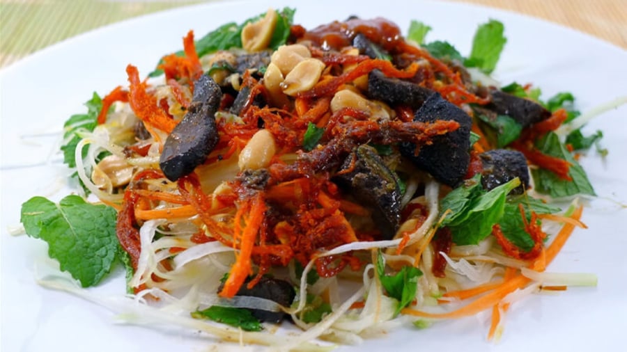 Nộm bò khô được rất nhiều du khách yêu thích