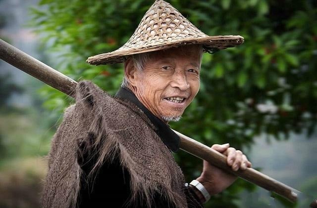 Đây là kiểu đàn ông vừa lười biếng vừa hay than thở. Họ không nỗ lực làm việc, lại luôn đổ lỗi cho hoàn cảnh, cho lãnh đạo hoặc cho sự bất công.