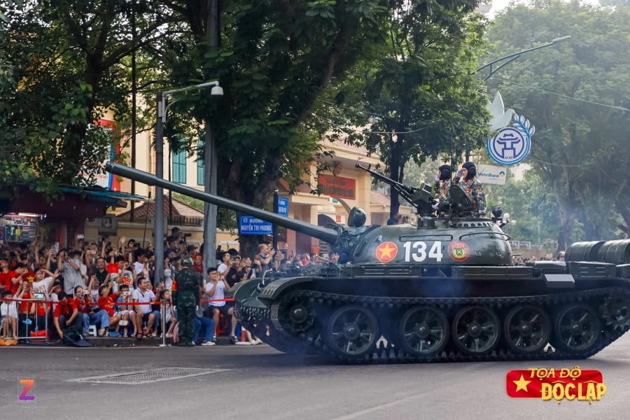 Xe tăng đi qua Quảng trường Ba Đình lịch sử và đường phố Hà Nội. (Ảnh: Znews)