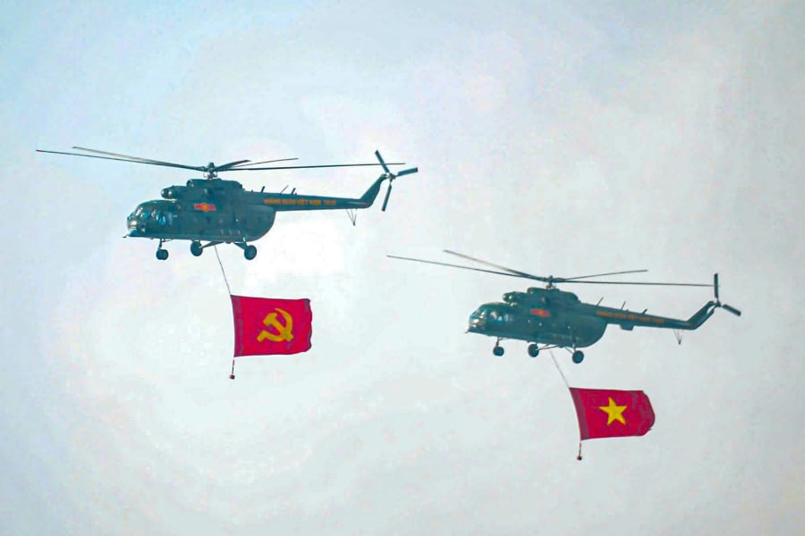 Trực thăng kéo cờ Tổ quốc. (Ảnh: Lao động)