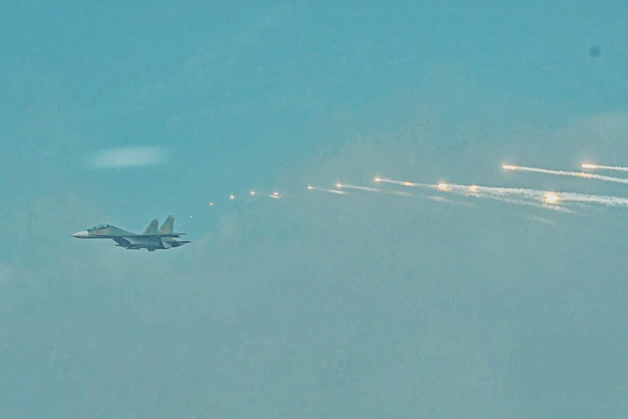 Tiêm kích SU-30MK2 thả pháo sáng trên bầu trời Thủ đô. (Ảnh: Lao động)