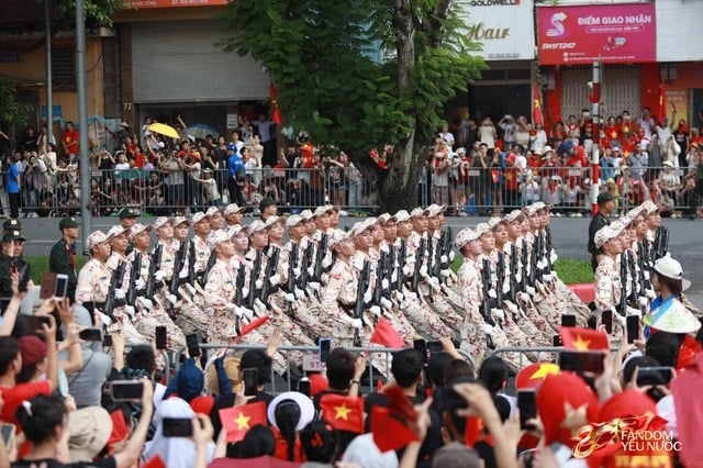 Sau khi đi qua lễ đài ở Quảng trường Ba Đình, các khối diễu binh, diễu hành đi qua các tuyến phố, nơi người dân đã xếp hàng chờ đợi rất lâu để được chứng kiến những giây phút lịch sử trong ngày trọng đại của đất nước. (Ảnh: doisongphapluat/nguoiduatin)