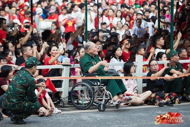 Người dân vô cùng hào hức chờ đợi các đoàn diễu binh, diễu hành trên khắp các tuyến phố. (Ảnh: doisongphapluat/nguoiduatin)