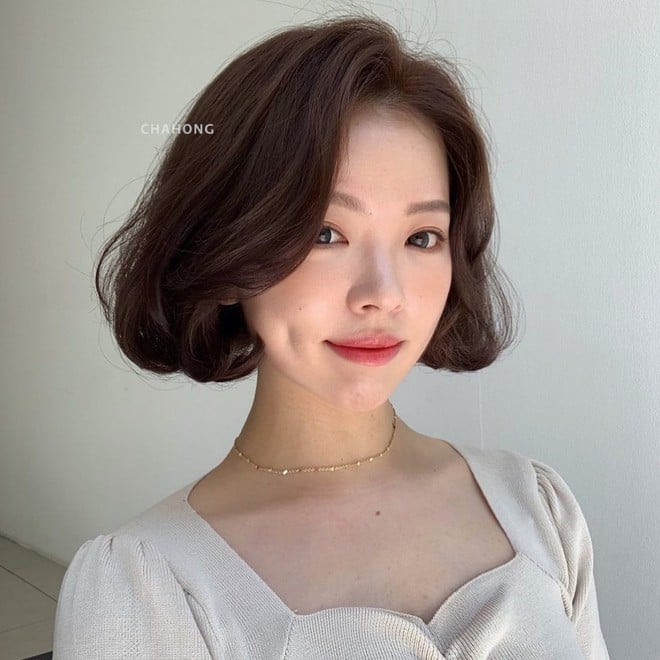 Với phần đuôi được uốn ôm nhẹ vào má, kiểu tóc này giúp gương mặt trở nên mềm mại, thanh tú