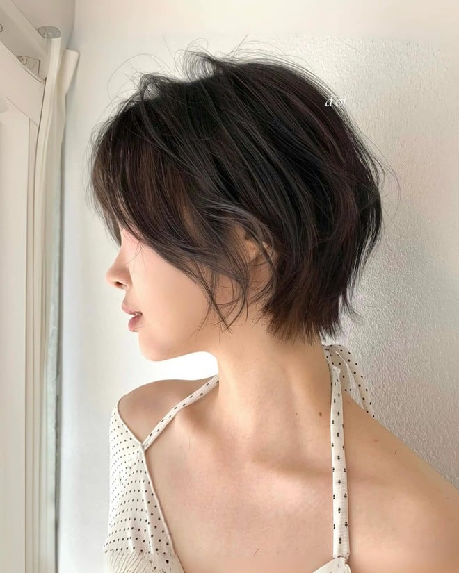 Kiểu tóc ngắn được cắt gọn sát này mang đến phong cách cá tính, nổi loạn và cực kỳ cuốn hút.