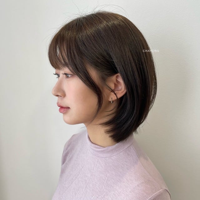 Vẫn giữ được độ bồng bềnh tự nhiên, phần mái thưa mỏng nhẹ giúp gương mặt trở nên hài hòa hơn