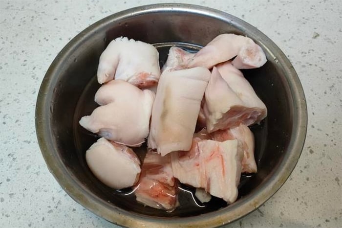 Móng giò heo tươi được sơ chế sạch, chặt miếng vừa ăn để chuẩn bị nấu.
