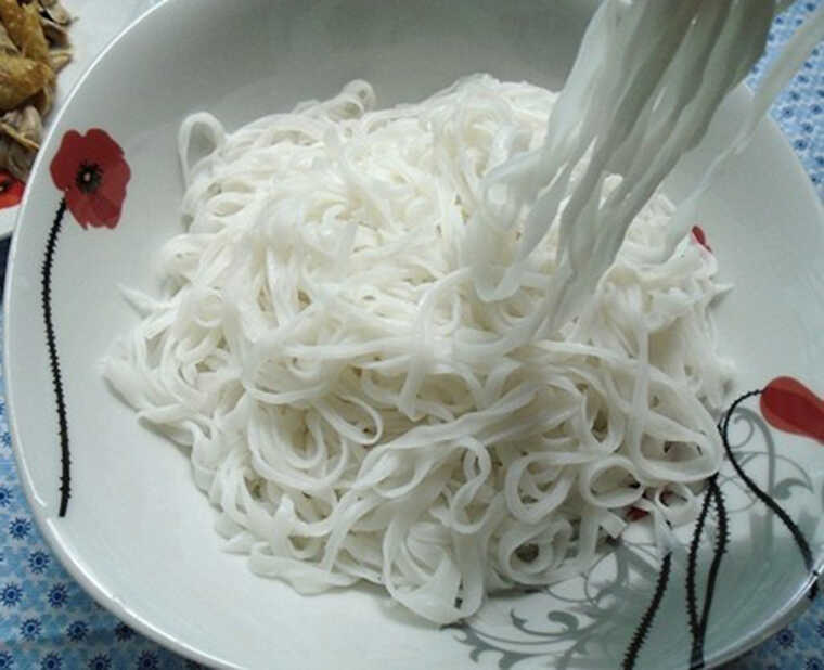 Bánh phở tươi trần qua nước sôi