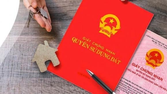 Được giao đất hoặc cho thuê đất hợp pháp trước 15/10/1993 – trước 01/8/2024 nhưng chưa được cấp sổ đỏ.
