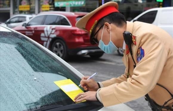 Nếu hành vi này gây tai nạn giao thông, mức xử phạt sẽ tăng lên 50 – 70 triệu đồng và tước giấy phép lái xe từ 22 – 24 tháng (khoản 13, điểm c khoản 15).