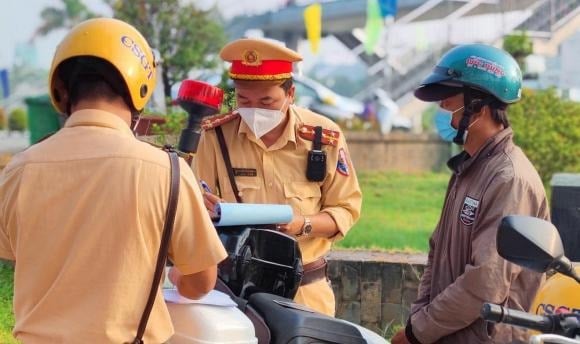 Người dân khi tham gia giao thông cần tuân thủ đầy đủ nguyên tắc và quy định nhằm giảm thiểu tai nạn.