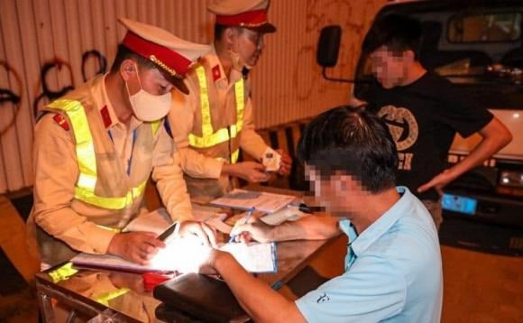 Người vi phạm còn bị trừ điểm giấy phép lái xe, tước bằng lái tạm thời, tạm giữ xe theo quy định.