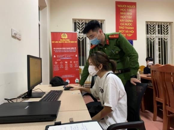 Trường hợp người chưa thành niên đăng ký thường trú thì phải có sự đồng ý của cha mẹ hoặc người giám hộ, trừ khi Tòa án có quyết định khác.