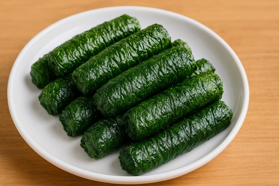 Chả lá lốt xanh mướt, vỏ giòn rụm, thơm nức mũi ngay khi vừa rán xong.