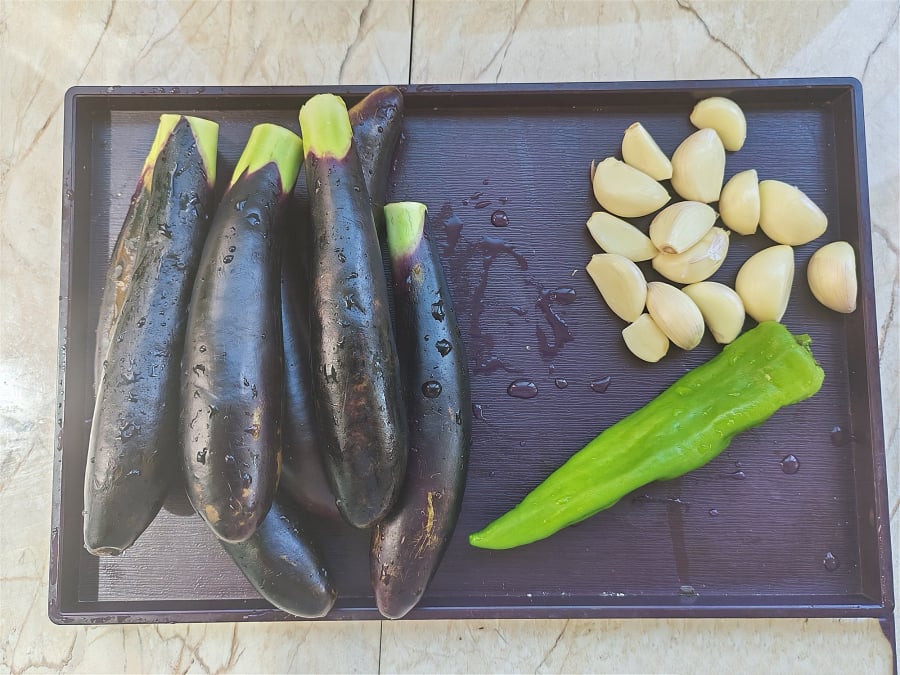 Nguyên liệu chính để làm món cà tím trộn sốt tỏi gồm cà tím, tỏi và ớt xanh – đều rất quen thuộc và dễ tìm trong căn bếp gia đình.