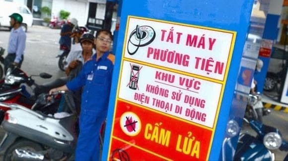 Cây xăng là khu vực tiềm ẩn nguy cơ cháy nổ cao, vì vậy từ lâu đã có quy định bắt buộc treo biển cấm sử dụng điện thoại.
