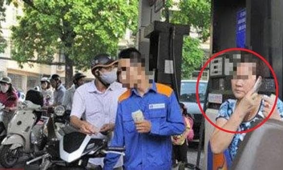 Để hạn chế rủi ro, người dân khi vào cây xăng cần tắt điện thoại, ưu tiên thanh toán tiền mặt hoặc ra quầy thu ngân theo hướng dẫn, tránh chuyển khoản ngay tại khu vực bơm xăng vì tiềm ẩn nguy cơ cháy nổ.