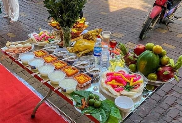 Trước ngày Rằm, gia chủ nên lau dọn bàn thờ để không gian thờ cúng được sạch sẽ, trang nghiêm.