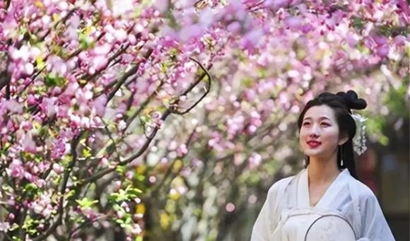 Biết quán xuyến trong ngoài, vun vén hạnh phúc và là chỗ dựa tinh thần vững chắc, giúp chồng con thêm sức mạnh vươn lên.