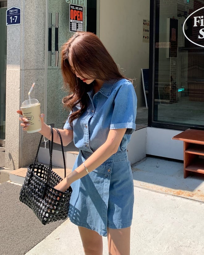 Chỉ cần phối cùng áo thun trơn, áo sơ mi hay cardigan mỏng, bạn đã có ngay set đồ hack tuổi
