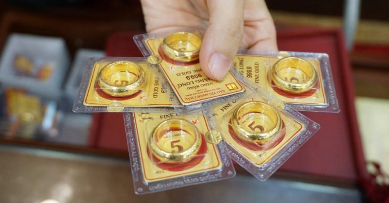 Một trong những nguyên nhân chính là sự khan hiếm vàng miếng trên thị trường chính thống