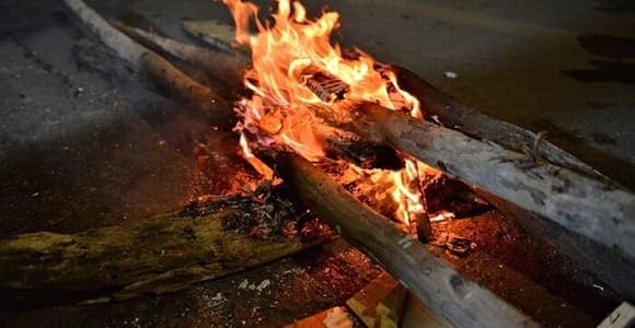 Cúng Rằm Tháng 7 Xong Nhất Định Phải Làm Ngay Việc Này Để Tránh Vận Xui, Rước Tài Lộc 2 Ngọn Lửa Tượng Trưng Cho Sức Mạnh Trừ Tà, Ngăn Vong Hồn Theo Vào Nhà.