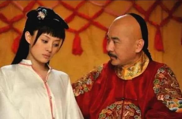 Nhiều người ngày nay, chịu ảnh hưởng của phim ảnh và tiểu thuyết ngôn tình, thường tưởng rằng phi tần trong hậu cung được hưởng cuộc sống sung sướng. Thực tế, họ phải tuân thủ vô số quy định nghiêm ngặt.