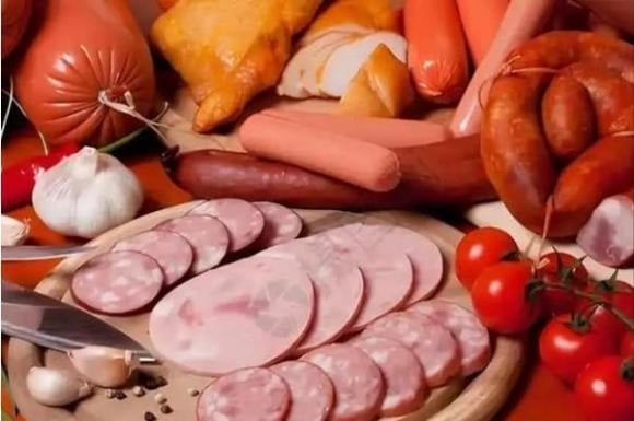 Không chỉ chứa nitrit, thịt chế biến sẵn còn tiềm ẩn nhiều nguy cơ khác.