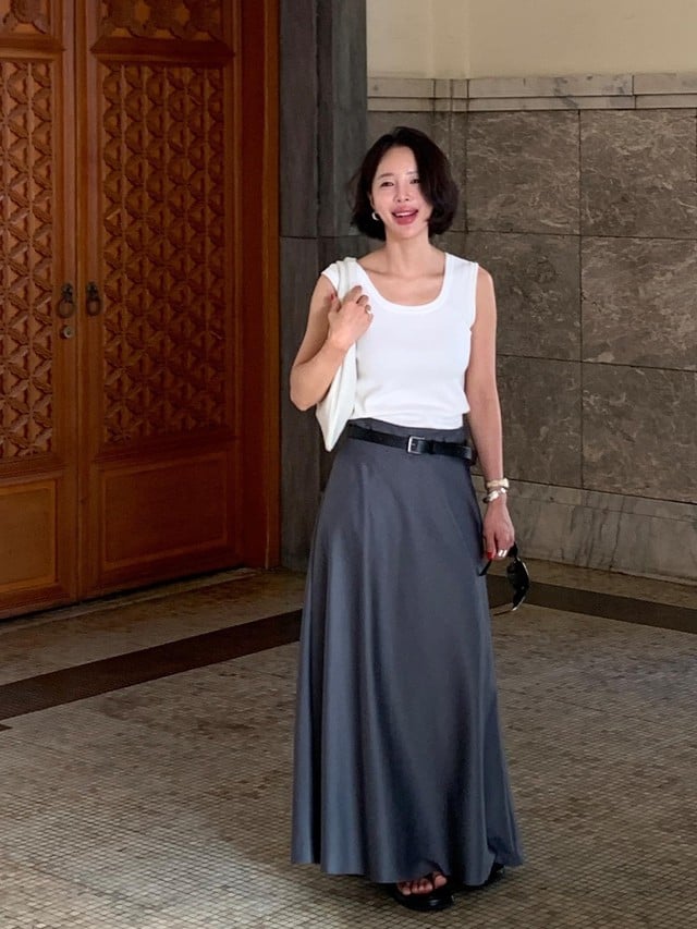 Áo tank top trắng phối cùng chân váy dài mang đến tổng thể nhẹ nhàng, thanh thoát