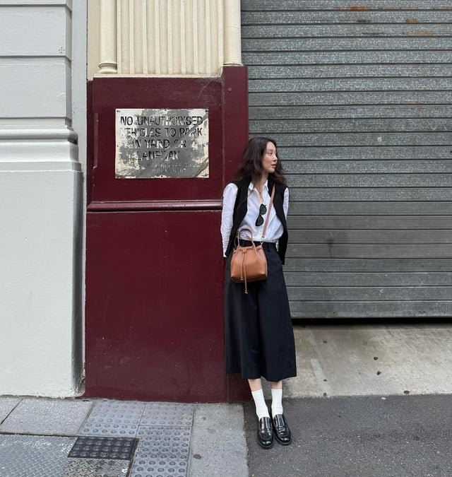 Tất cả tạo nên outfit hài hòa, vừa sang trọng, vừa trẻ trung,