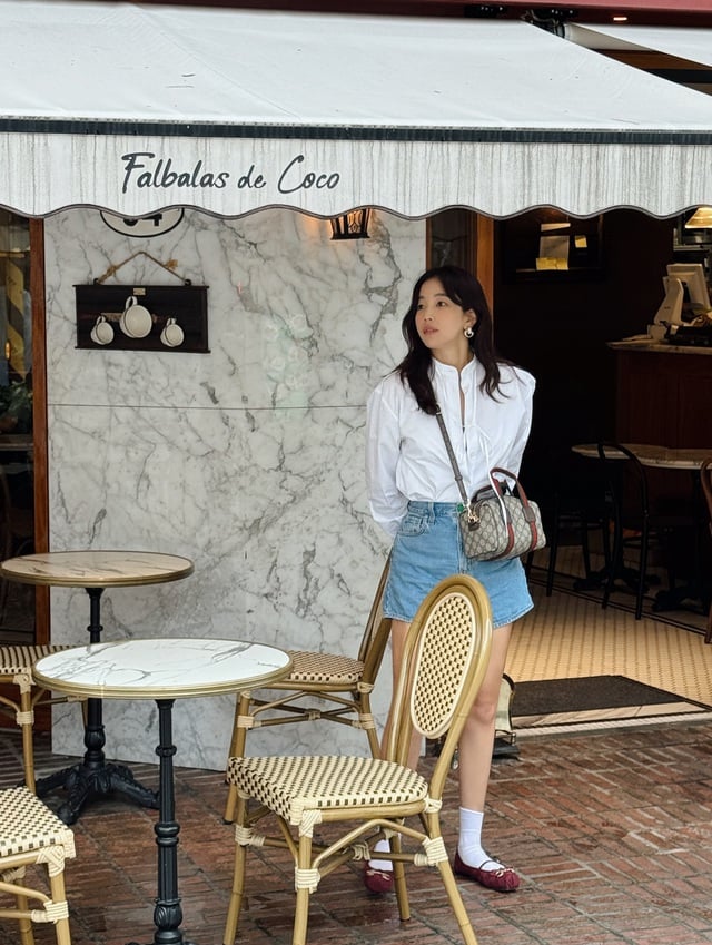 Bộ cánh này rất lý tưởng để dạo phố hoặc gặp gỡ bạn bè trong những ngày thu mát mẻ.