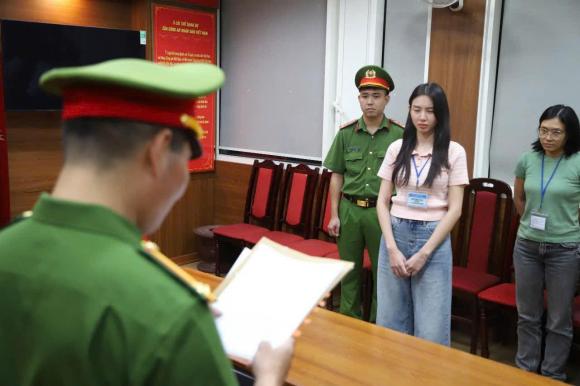 truy-to-hoa-hau-thuy-tien-va-quang-linh-vlogs-2-ngoisaovn-w1280-h854-0740.jpg