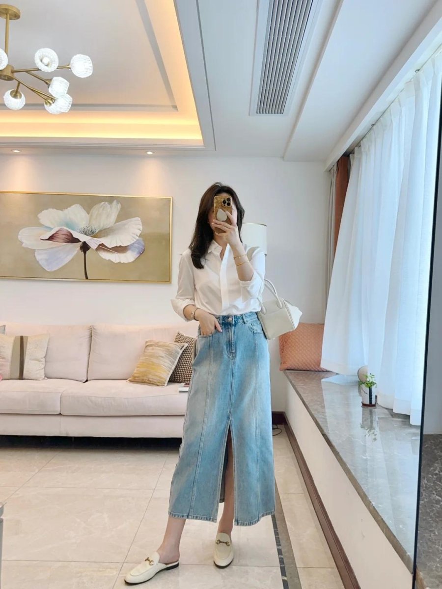 Chân váy denim lại linh hoạt hơn cả, bởi có thể phối hợp cùng nhiều loại áo, từ áo thun, sơ mi cho đến áo len mỏng