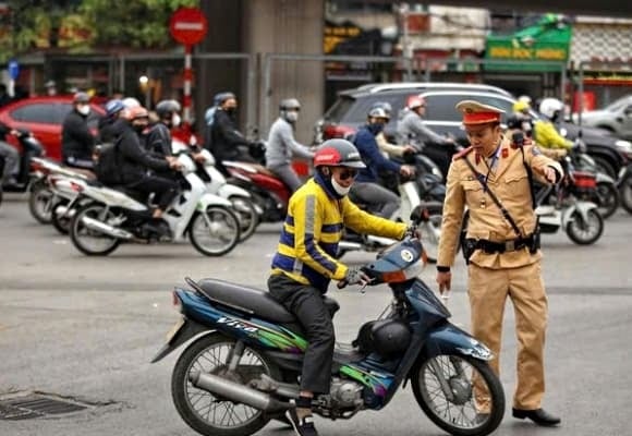 Phạt tiền từ 10 triệu đồng đến 14 triệu đồng nếu hành vi này gây tai nạn giao thông (điểm b khoản 10 Điều 7).