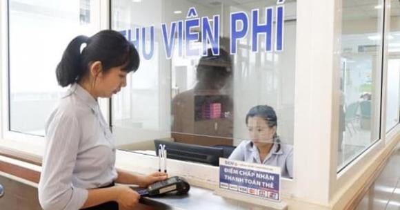 Trước đây, chi phí khám dịch vụ theo yêu cầu hoàn toàn không được BHYT chi trả. Bệnh nhân chọn dịch vụ yêu cầu, ví dụ khám giáo sư hoặc phòng dịch vụ, phải tự thanh toán toàn bộ; BHYT chỉ chi trả các dịch vụ trong danh mục tiêu chuẩn.    