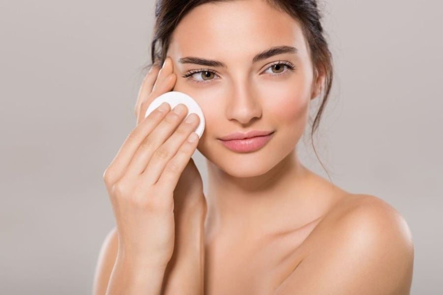 Cần lưu ý lựa chọn loại toner dịu nhẹ, không chứa cồn để tránh gây khô rát, bởi điều này có thể kích thích da tiết dầu nhiều hơn.