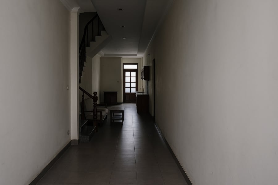 Nhà dọc thiếu sáng, khí nén – dễ gây trì trệ tài vận, ảnh hưởng sức khoẻ và tinh thần.