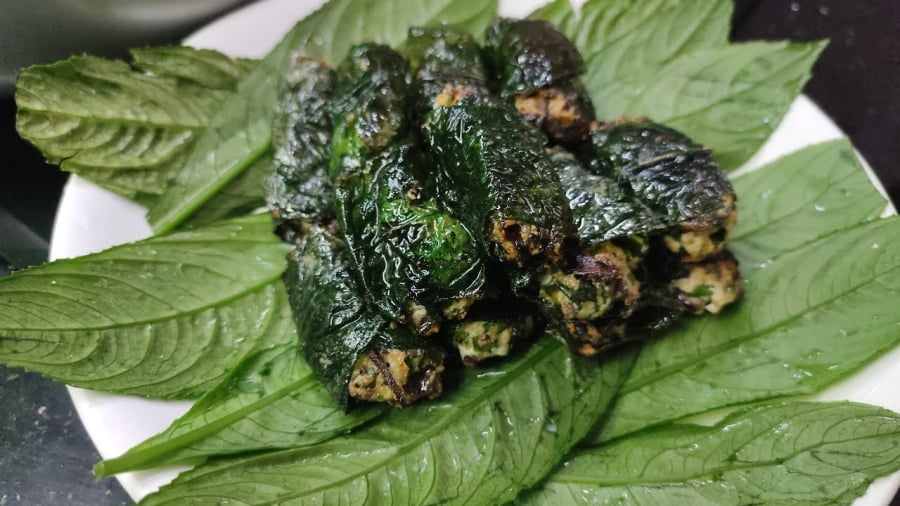 Chọn lá xương sông bánh tẻ (không quá già cũng không quá non, to vừa phải), rửa sạch, để ráo nước. Đập dập phần xương lá cho mềm và dễ cuốn.