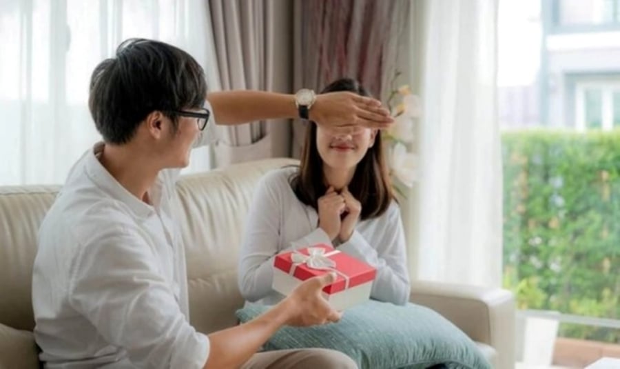 Hãy thường xuyên tạo những bất ngờ nho nhỏ cho nhau sẽ khiến nửa kia của bạn hạnh phúc và vui vẻ, đồng nghĩ với bạn cũng vui. (Ảnh minh họa)