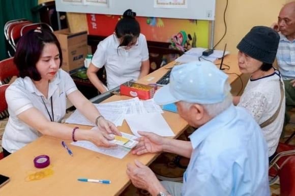 Như vậy, người lao động 60 tuổi chưa đủ điều kiện hưởng trợ cấp hưu trí xã hội và chưa đủ điều kiện hưởng lương hưu, không nhận bảo hiểm xã hội một lần hoặc không bảo lưu, sẽ được hưởng trợ cấp hằng tháng.    
